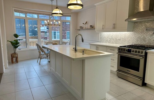 Oakville Casa | Spacious 4-bedroom house in Oakville with AC, WiFi