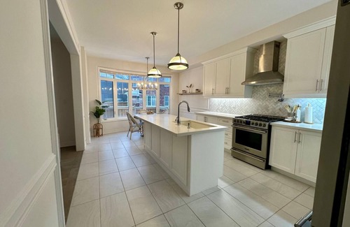 Oakville Casa | Spacious 4-bedroom house in Oakville with AC, WiFi