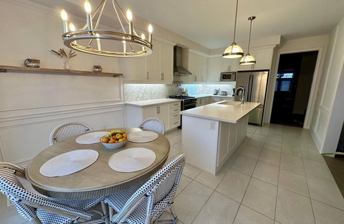 Oakville Casa | Spacious 4-bedroom house in Oakville with AC, WiFi