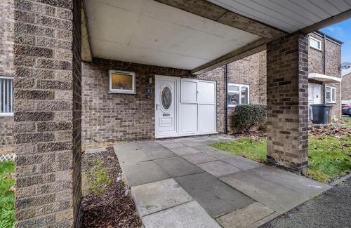 Corby Casa | Spacious 4 Bedroom House private parking