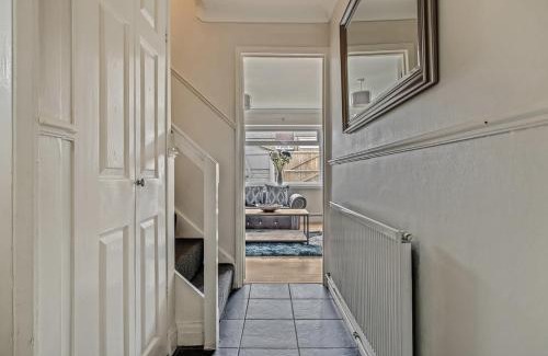 Corby Casa | Spacious 4 Bedroom House private parking