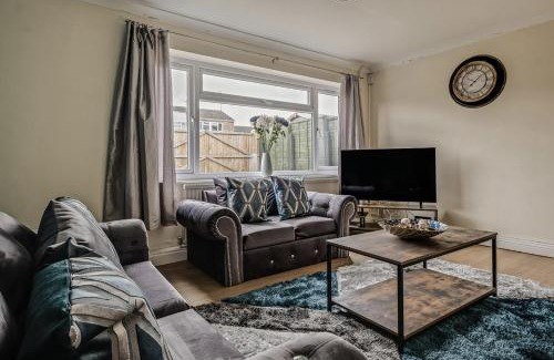 Corby Casa | Spacious 4 Bedroom House private parking