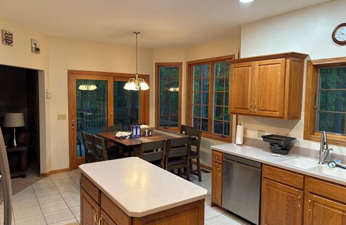 Bellaire Casa | Spacious 4-bedroom house in beautiful Bellaire with WiFi, AC
