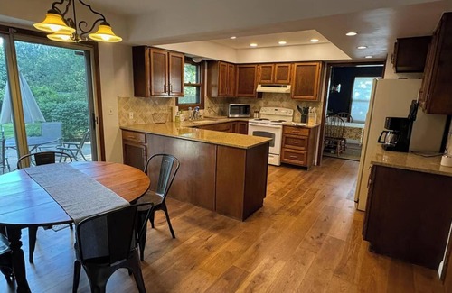 Mount Air Casa | Spacious 4-bedroom house with WiFi, in Worthington Hills
