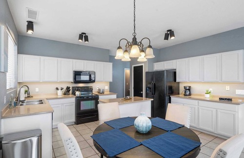 Deer Valley Casa | Spacious 4-bedroom house in adorable Glendale with WiFi, AC