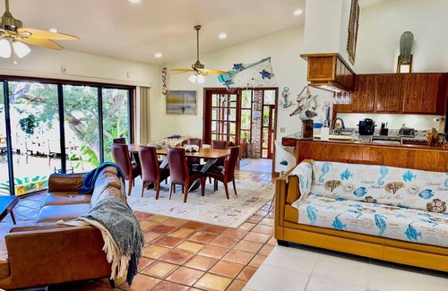 Interchange Square Casa | Spacious 4-bedroom house in pleasant Palm Bay Area with WiFi, AC