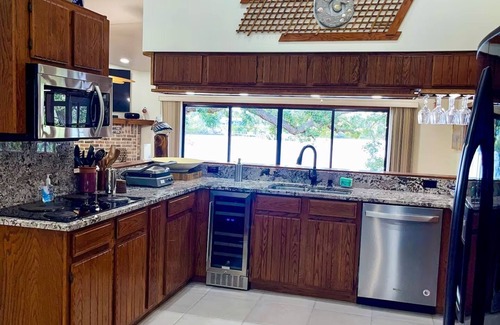 Interchange Square Casa | Spacious 4-bedroom house in pleasant Palm Bay Area with WiFi, AC