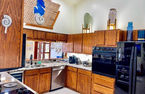 Interchange Square Casa | Spacious 4-bedroom house in pleasant Palm Bay Area with WiFi, AC