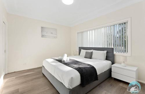 Guildford Casa | Spacious 4 Bedroom House Near Station & Parramatta