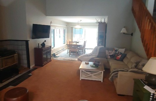 Campton Casa | Spacious 4-bedroom house in peaceful Campton with wifi, fireplace on a ski mtn.