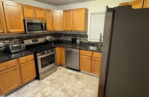 Calumet Heights Casa | Spacious 4-bedroom house in fabulous Chicago Back Yard Pond, and Theatre