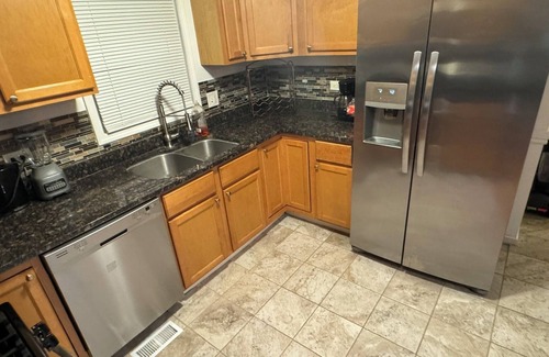 Calumet Heights Casa | Spacious 4-bedroom house in fabulous Chicago Back Yard Pond, and Theatre