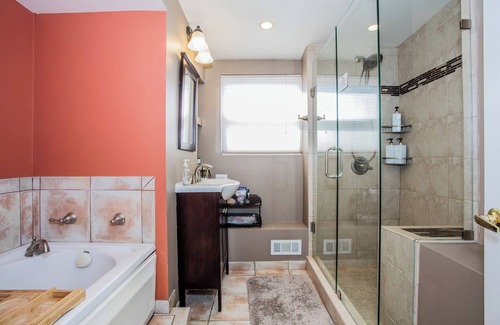 Dunning Casa | Spacious 4-bedroom house in charming Chicago with Game room and outdoor dining