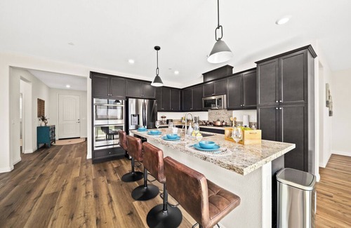 Ontario Casa | Spacious 4-bedroom house with 4 king beds