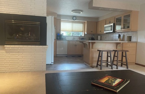 Stayton Casa | Spacious 4-bedroom house in quaint historic Stayton with AC, Family Friendly!