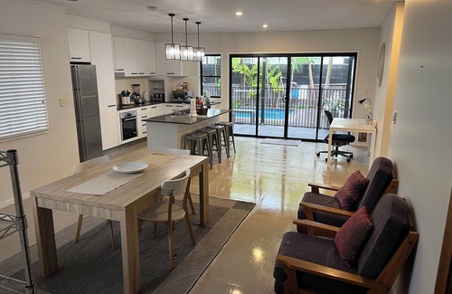 Brisbane Airport Casa | Spacious 4 bedroom house in delightful Hendra.