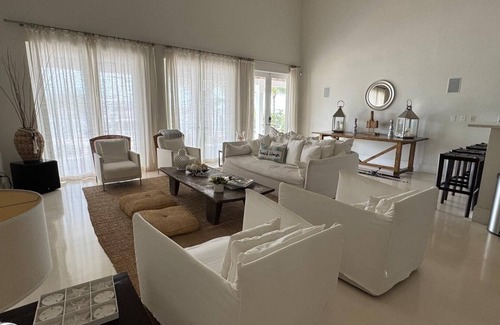 North Bimini Casa | Spacious 4-bedroom house with WiFi, AC, & Filtered Water. 40ft floating Dock.