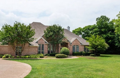 Lake Dallas Casa | Spacious 4-bedroom house in charming Lake Dallas on 3 Acres with AC & WIFI.