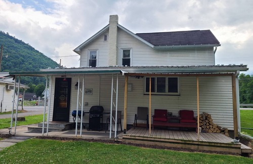 Morris Casa | Spacious 4 bedroom house near Pine Creek in Morris PA