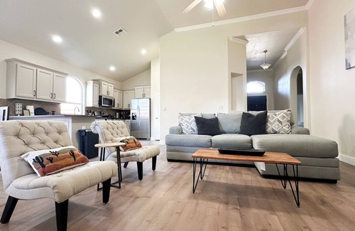 Odessa Casa | Spacious 4-bedroom house in Odessa with close to restaurants and retail stores.