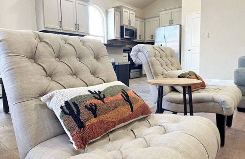 Odessa Casa | Spacious 4-bedroom house in Odessa with close to restaurants and retail stores.
