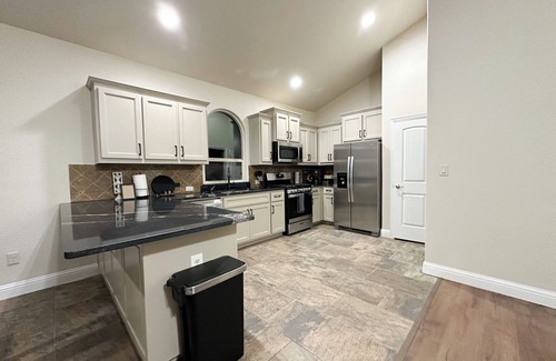 Odessa Casa | Spacious 4-bedroom house in Odessa with close to restaurants and retail stores.