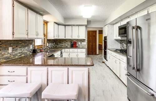 Onamia Casa | Spacious 4 bedroom house, AC, fitness room in charming cove Bay Area