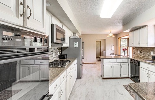 Onamia Casa | Spacious 4 bedroom house, AC, fitness room in charming cove Bay Area
