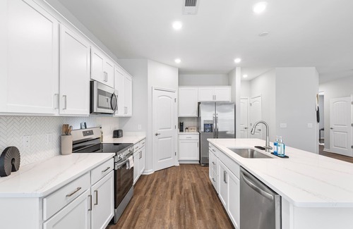 Pooler Casa | Spacious 4-bedroom house with Theater and Kids area in Pooler, Sleeps 10