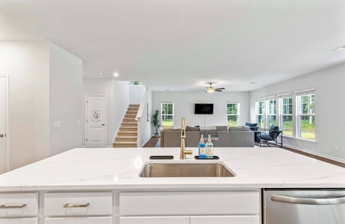 Pooler Casa | Spacious 4-bedroom house with Theater and Kids area in Pooler, Sleeps 10
