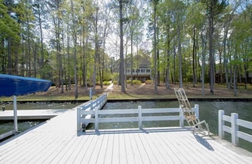 Lake Oconee Casa | Spacious 4-bedroom Lake Front home in charming Eatonton.