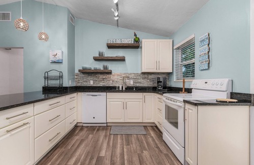 Lake Park Casa | Spacious 4-bedroom Lake Park house near beaches & downtown. Small Dog Friendly!