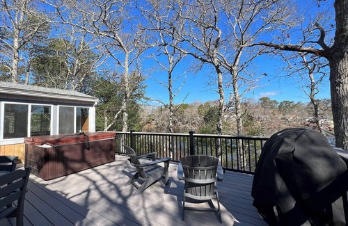 Cataumet Casa | Spacious 4-bedroom Lakefront cottage in picturesque Bourne