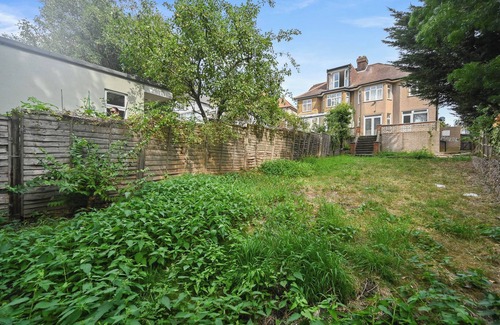 Brondesbury Park Casa | Spacious 4-Bedroom Luxury Retreat in Willesden