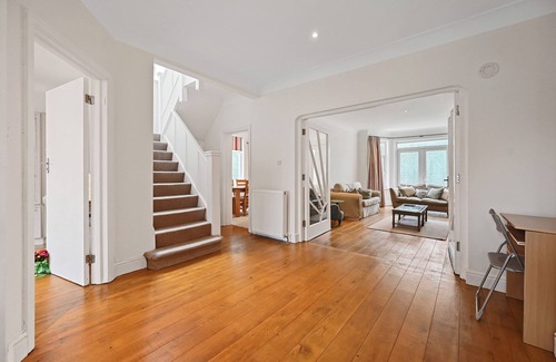 Brondesbury Park Casa | Spacious 4-Bedroom Luxury Retreat in Willesden