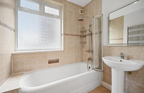 Brondesbury Park Casa | Spacious 4-Bedroom Luxury Retreat in Willesden