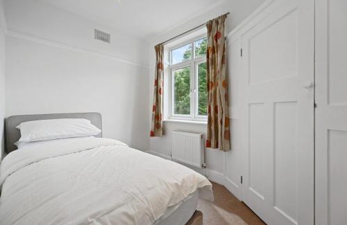 Brondesbury Park Casa | Spacious 4-Bedroom Luxury Retreat in Willesden
