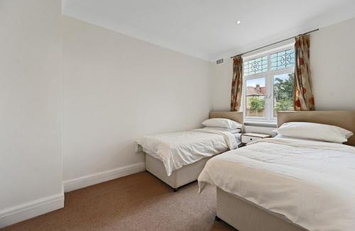 Brondesbury Park Casa | Spacious 4-Bedroom Luxury Retreat in Willesden