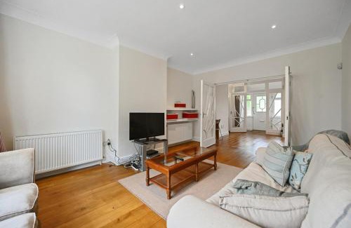 Brondesbury Park Casa | Spacious 4-Bedroom Luxury Retreat in Willesden