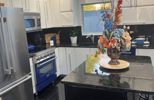 Bristol Casa | Spacious 4-bedroom Modern Architecture Cozy Getaway with Fitness Room, WiFi