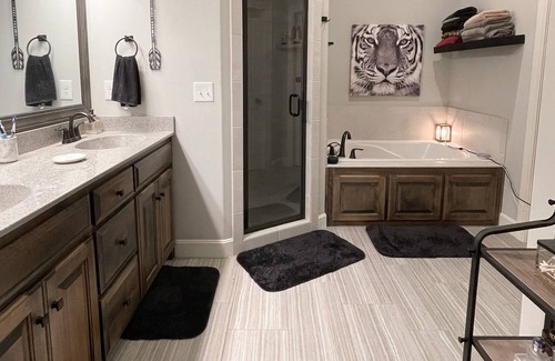 Olathe Casa | Spacious 4 Bedroom Modern Home w/ Full Gym. ⭐️6+ Month Availability Only⭐️