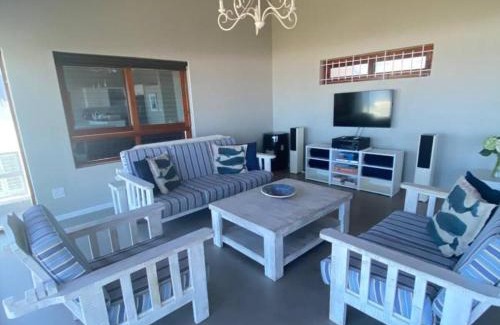 Sandbaai Casa | Spacious 4 Bedroom on the Beach