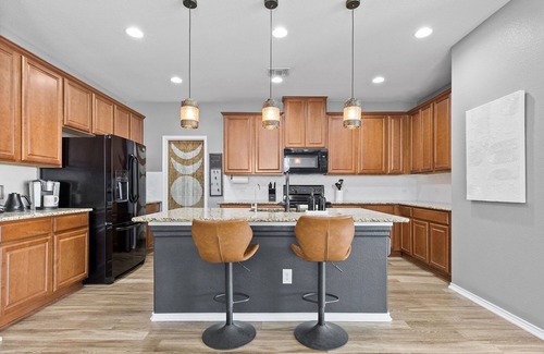 Hutto Casa | Spacious 4-bedroom Round Rock home with an open floor plan, Smart TVs in every room, and high-speed internet. Pet-friendly and conveniently close to Kalahari Resort and Dell Diamond, this modern yet cozy retreat is perfect for families & long stays.