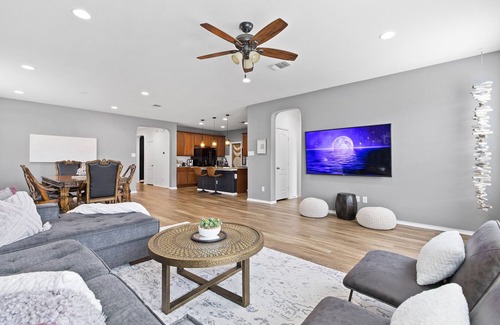 Hutto Casa | Spacious 4-bedroom Round Rock home with an open floor plan, Smart TVs in every room, and high-speed internet. Pet-friendly and conveniently close to Kalahari Resort and Dell Diamond, this modern yet cozy retreat is perfect for families & long stays.