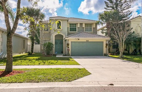 Jog Road Casa | Spacious 4-bedroom townhome with WiFi, fitness room in delightful Wellington