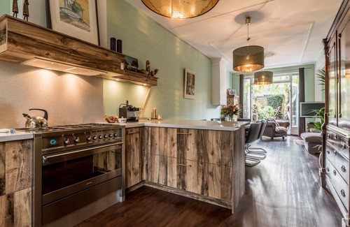 Zaandam Casa | Spacious 4 bedroom Townhouse with garden - 12 MIN. TO CITY CENTRE