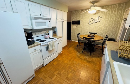 Cedar Rapids Casa | Spacious 4-bedroom House with AC and WiFi in Charming Cedar Rapids
