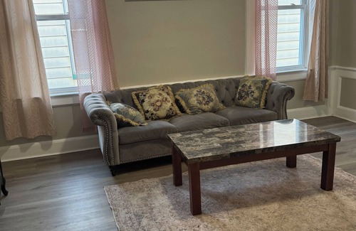 East Orange Apartamento | Spacious 4-bedroom apartment in nice East Orange with WiFi, AC