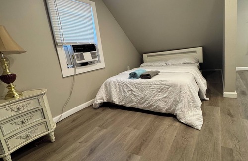 East Orange Apartamento | Spacious 4-bedroom apartment in nice East Orange with WiFi, AC