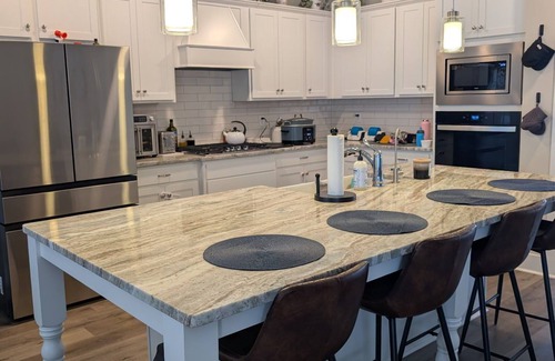 Langley Casa | Spacious 4-bedroom house with WiFi and AC 20 minutes from the masters!